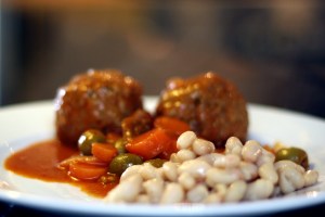 Boles de Picolat worden meestal met witte bonen geserveerd