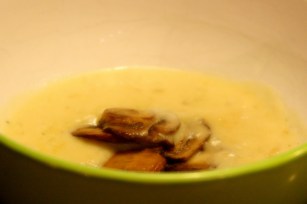 aardperensoep met gebakkne champignons